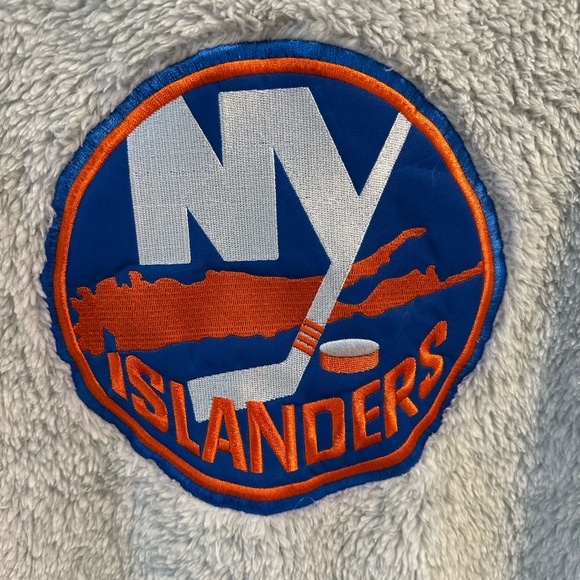 NHL NY Islanders Faux Fur/Teddy Pullover Hoodie - NWT - Picture 3 of 7